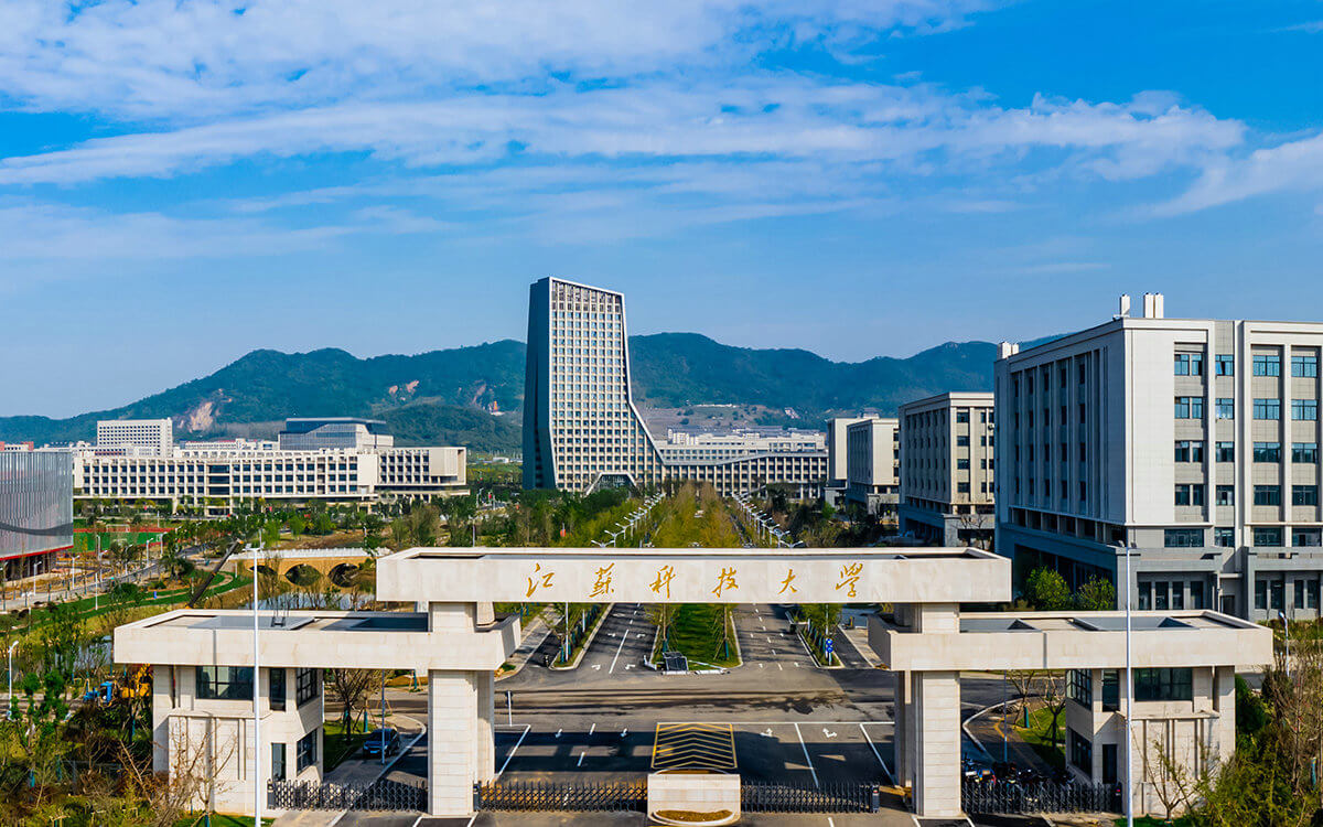 江苏科技大学大门，历史与现代的交汇点